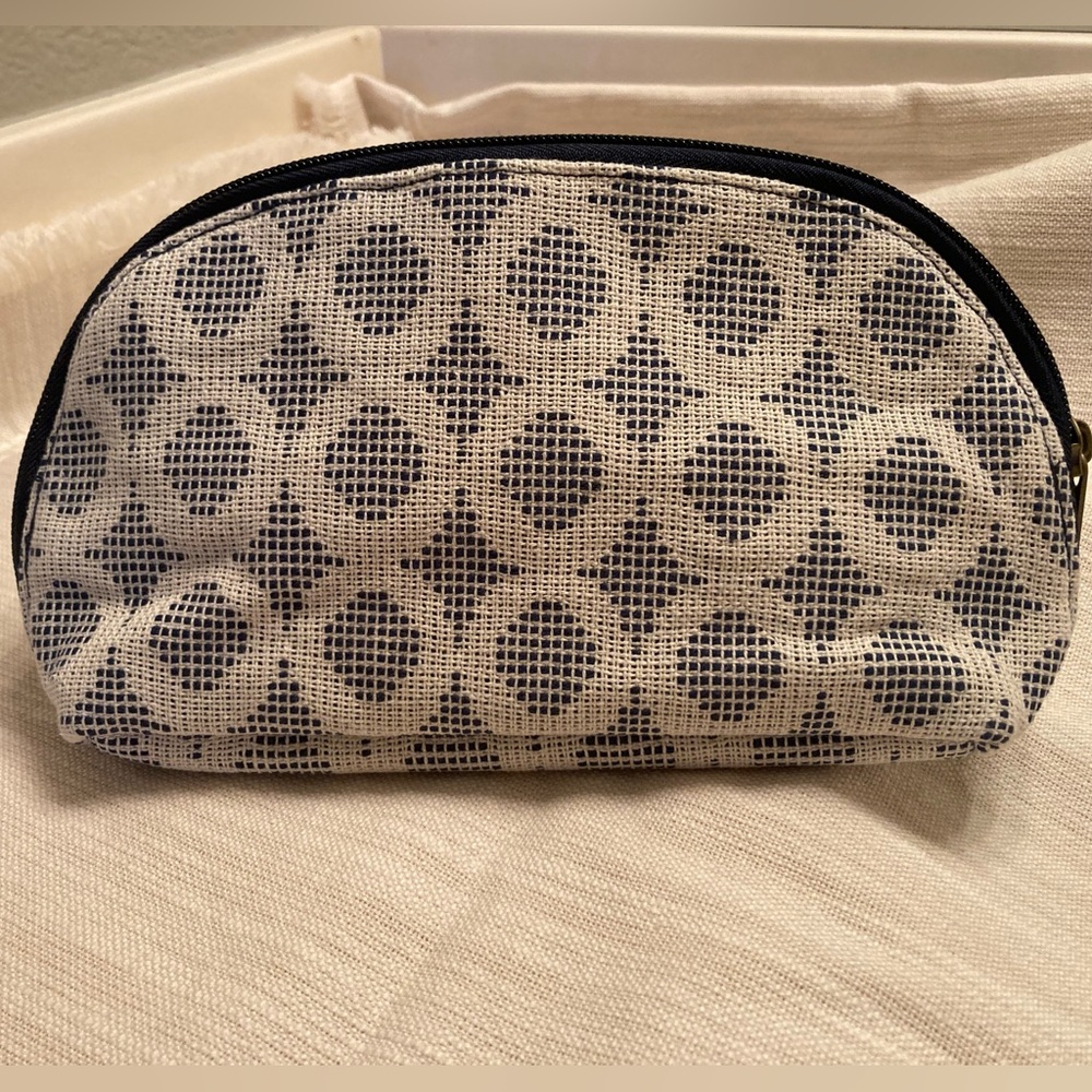 NWOT: Thirty-One make up bag or travel bag